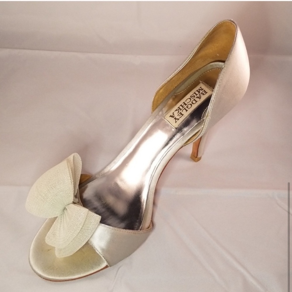 Badgley Mischka silver satin heels with bow - Picture 6 of 7
